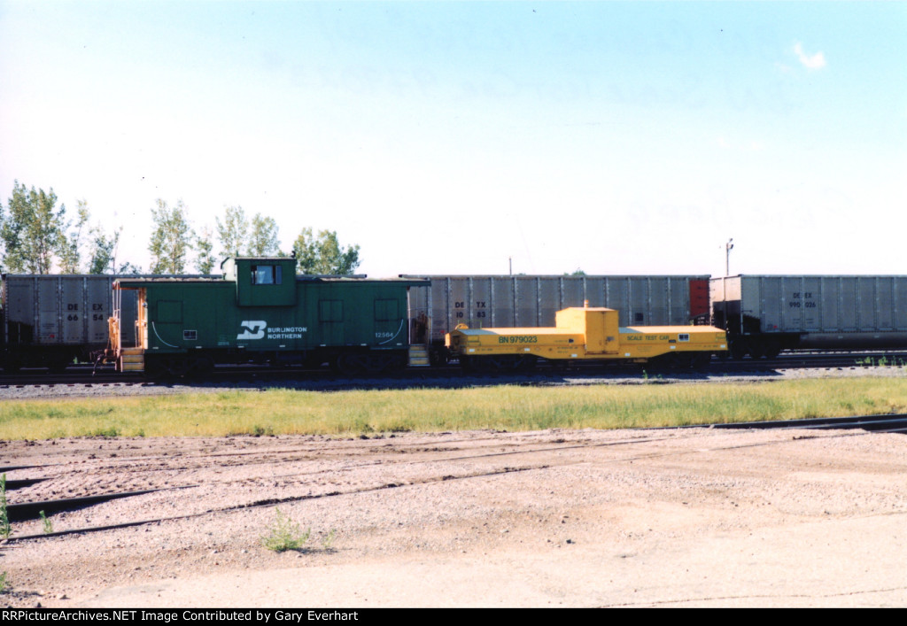 BN Caboose #12564 & BN Scale Test Car #979023